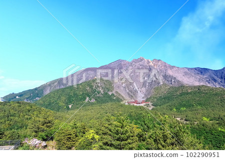 [Kagoshima Prefecture] Sakurajima seen from Yunohira Observatory on a sunny day 102290951