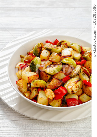 Pan-Browned Potatoes with red pepper and garlic 102293580