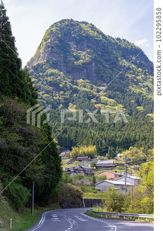 從曾二金匠山公園看到的風景逆光的養老岳和前景的縣道 102295858