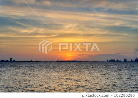 在東京灣的日出 102296296