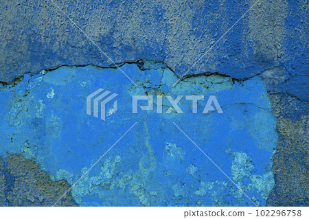 Old damaged wall in an abandoned house. 102296758