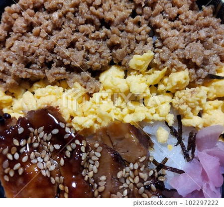 照燒雞肉和碎米飯 102297222
