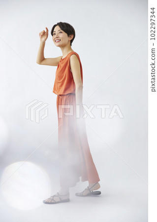 穿著橙色連衣裙的中產婦女 102297344