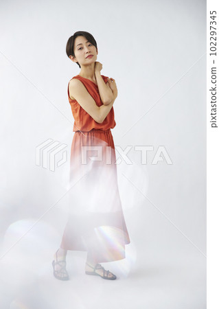 穿著橙色連衣裙的中產婦女 穿著橙色連衣裙的中產婦女 102297345