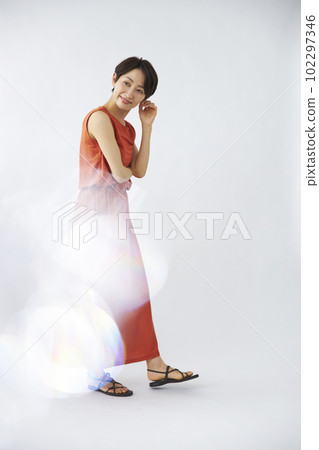 穿著橙色連衣裙的中產婦女 102297346