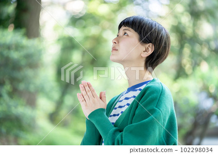 A woman praying, a woman making a wish, praying, praying, visiting a power spot, a shrine 102298034