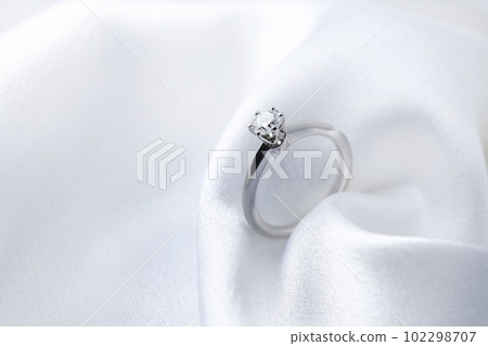 Image of a beautiful wedding ring 102298707