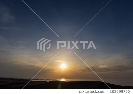 Evening view of Tottori Sand Dunes in Tottori Prefecture, Japan 102299760