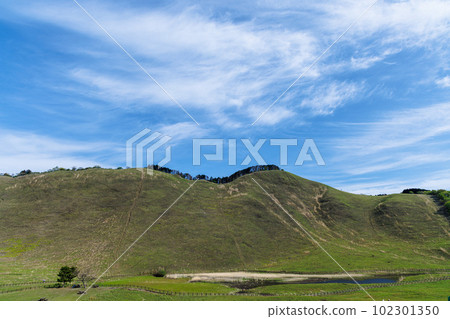 Spring on the Soni Plateau, the mountains of Kameyama lined up like a folding screen with the blue sky in the background Spring on the Soni Plateau, the mountains of Kameyama lined up like a folding screen with the blue sky in the background 102301350