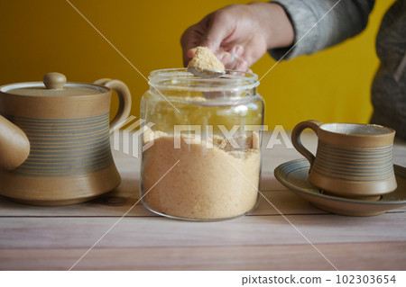 spoon pick crystal brown sugar  102303654