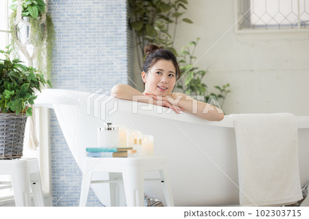 女性美容 年輕女子洗澡 102303715
