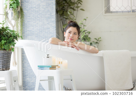女性美容 年輕女子洗澡 102303716