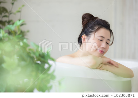 女性美容 年輕女子洗澡 102303871