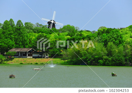[大阪府]鶴見綠地花卉博覽會紀念公園的大池塘和風車 102304253