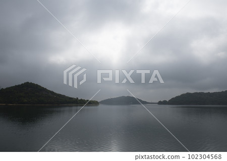 Lake Heijo on a cloudy day (Kakogawa City, Hyogo Prefecture) 102304568