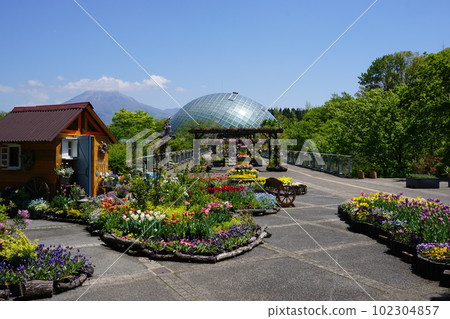 Japan's largest flower park "Tottori Hanakairo": Flower Dome seen from the entrance side 102304857