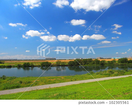 Edogawa scenery in early autumn seen from the bank Edogawa scenery in early autumn seen from the bank 102305561