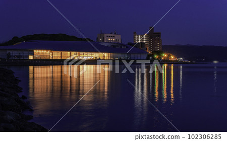 Evening view of Lake Shinji, Shimane Museum of Art, Matsue City, Shimane Prefecture 102306285