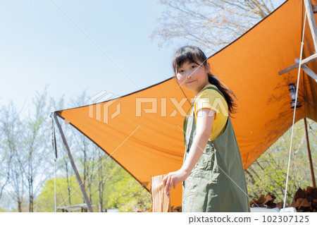 在營地砍柴的女孩 在營地砍柴的女孩 102307125