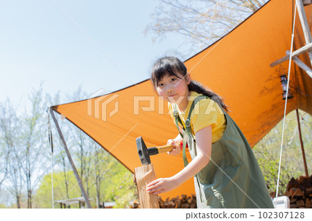 在營地砍柴的女孩 在營地砍柴的女孩 102307128