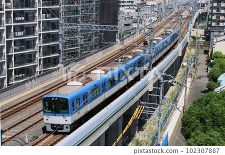 在阪神青木站附近運行的5550系列車 102307887