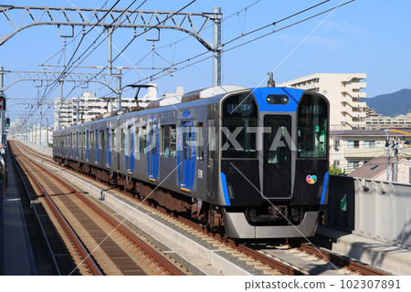 在阪神深江站附近運行的5700系列車 在阪神深江站附近運行的5700系列車 102307891