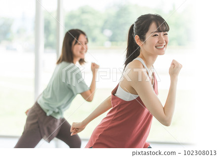 在健身房上舞蹈和有氧運動課的女性 102308013