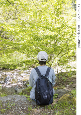 坐在地上看河的女人 Trekking earthing 102308035