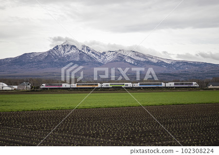 Kiha 183系列北方彩虹快車在Senmo本線上行駛,同時眺望斜里山 Kiha 183系列北方彩虹快車在Senmo本線上行駛,同時眺望斜里山 102308224