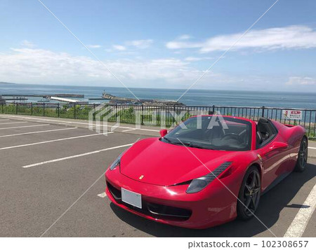 紅色跑車法拉利458 Spider正面拍攝的敞篷車 紅色跑車法拉利458 Spider正面拍攝的敞篷車 102308657