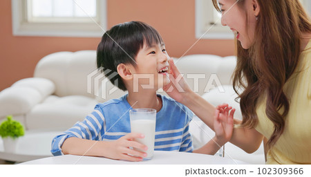 asian boy eat healthy grow 102309366