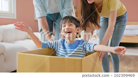 asian parent happy kid grwoing asian parent happy kid grwoing 102309469