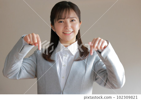 指向下方的新生女性 指向下方的新生女性 102309821