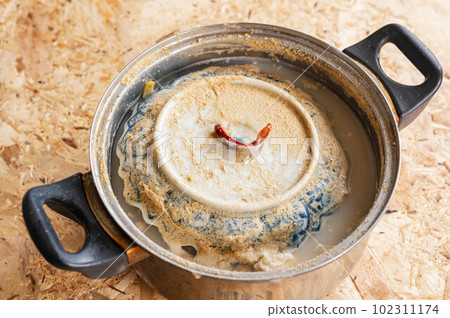 Removing bitterness from bamboo shoots with a drop lid Removing bitterness from bamboo shoots with a drop lid 102311174