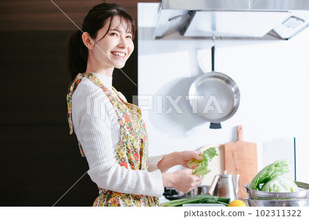 一個在廚房做飯的女人 一個在廚房做飯的女人 102311322