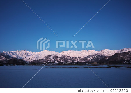 冬天從白馬村看黎明時分的白馬山脈 102312220