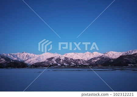 冬天從白馬村看黎明時分八方尾根和白馬山脈的滿月 102312221