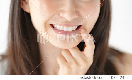 Beauty teeth whitening women 102312434