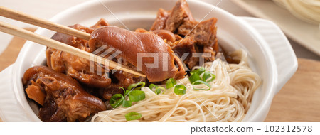 Pig feet noodle line leap month Taiwan snacks stewed pig feet pork knuckle vermicelli pork knuckle Pig feet noodle line leap month Taiwan snacks stewed pig feet pork knuckle vermicelli pork knuckle 102312578