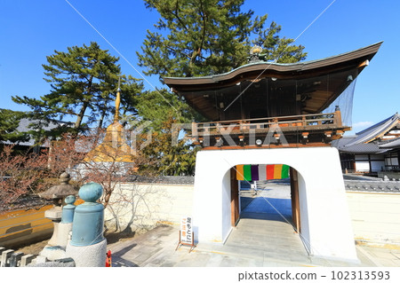 [Kagawa Prefecture] Shikoku Sacred Site "No. 75 Fudasho" Sohonzan Zentsuji Temple (Pagoda Memorial Tower and Shogakumon Gate) 102313593
