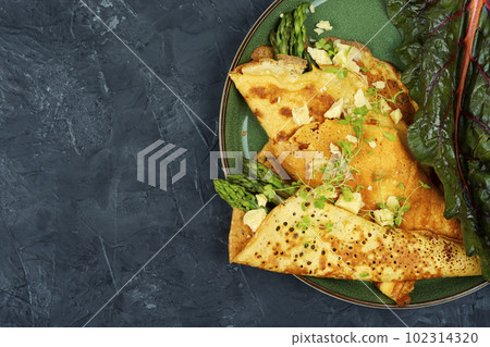 Egg omelet with fresh asparagus. 102314320