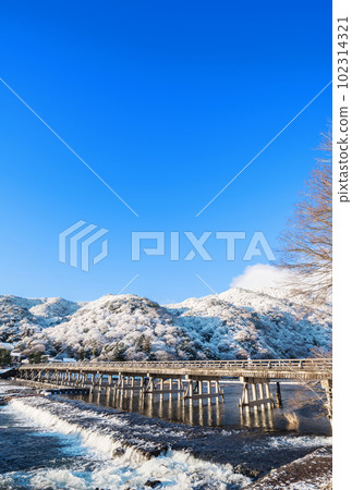 京都嵐山渡月橋雪景 102314321