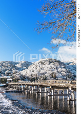 京都嵐山渡月橋雪景 102314322