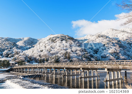 京都嵐山渡月橋雪景 京都嵐山渡月橋雪景 102314369