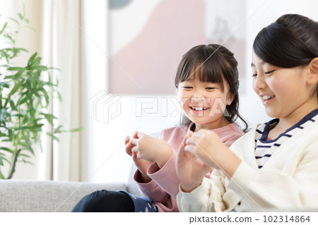 有智能手機的小學女孩 102314864