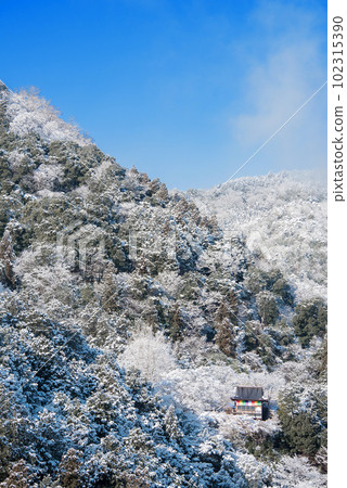 冬天的京都:嵐山和千光寺的雪景 冬天的京都:嵐山和千光寺的雪景 102315390
