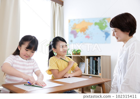 Elementary school girl and college student woman studying Elementary school girl and college student woman studying 102315411
