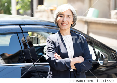 Business senior woman car 102316288