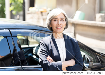 Business senior woman car 102316289