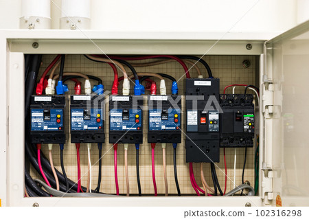 配電箱中的漏電斷路器 配電箱中的漏電斷路器 102316298